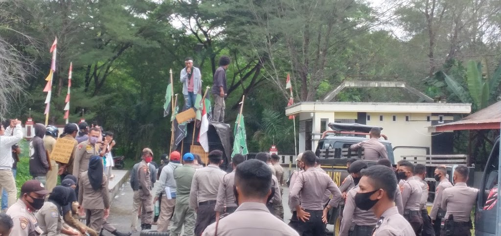 Aksi HMI Cabang Bacan di depan Kantor Bupati Halsel