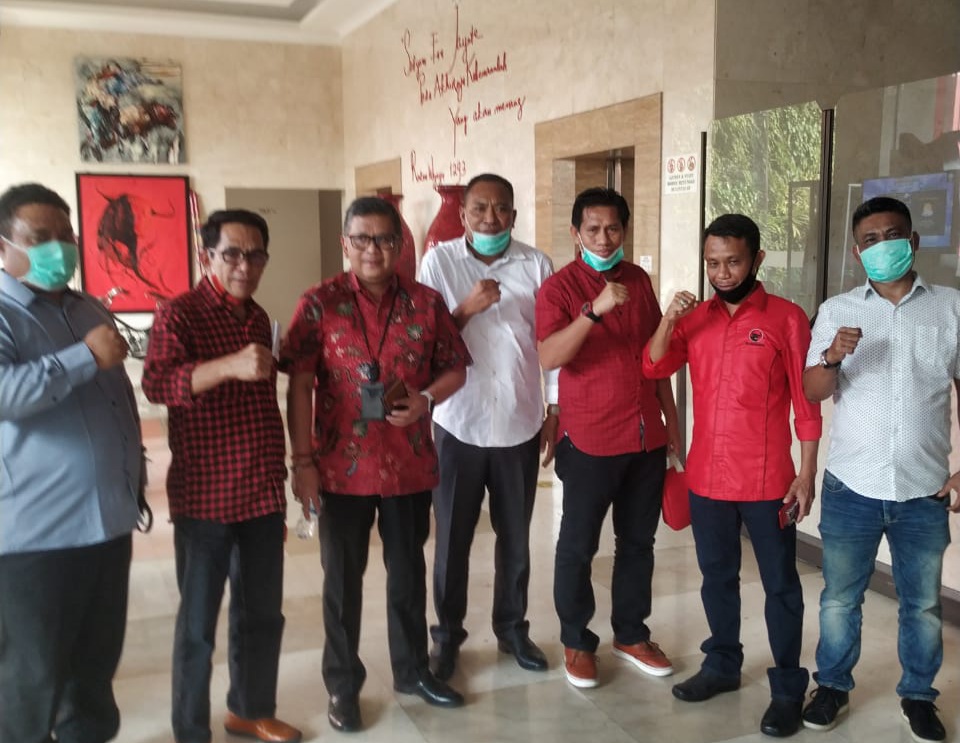 Usman Sidik dan Sekjen DPP PDI Perjuangan Hasto Kristianto usai tanda tangan pakta integritas. (Foto:istimewa)
