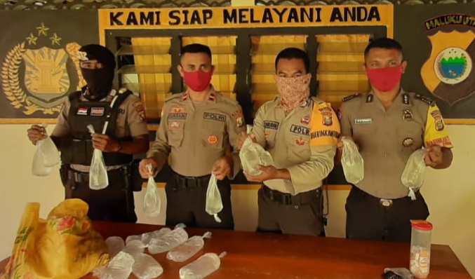 Polsek Kecamatan Makian saat amankan cap tikut. (foto:istimewa)