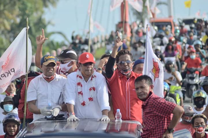 Konvoi penjemputan Bahrain Kasuba yang disayangkan DPRD Halsel.(lif/segmen.co.id)
