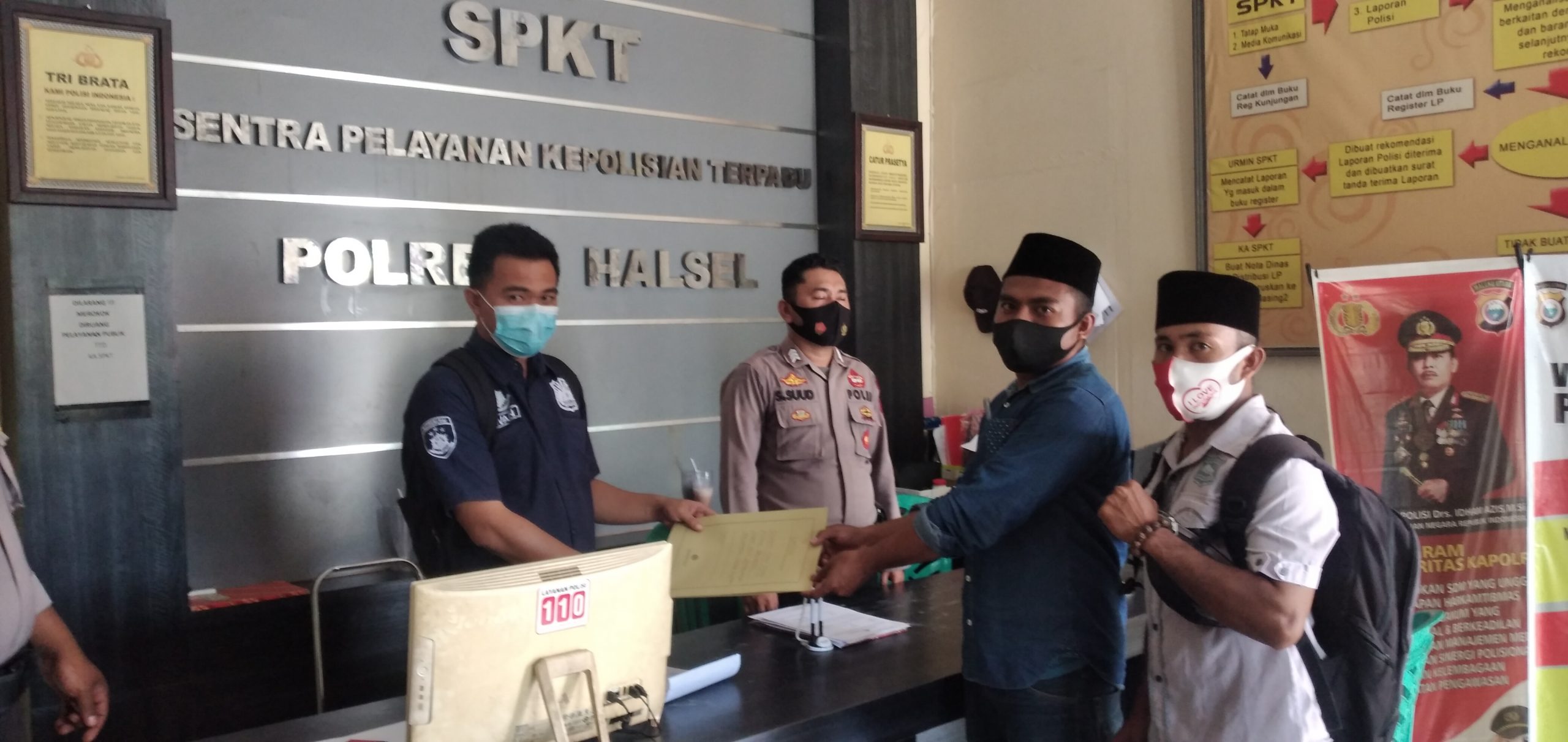 Situasi penyerahan laporan dugaan korupsi Kades Orimakurunga di Sentral Pelayanan Kepolisian Terpadu Polres Halsel