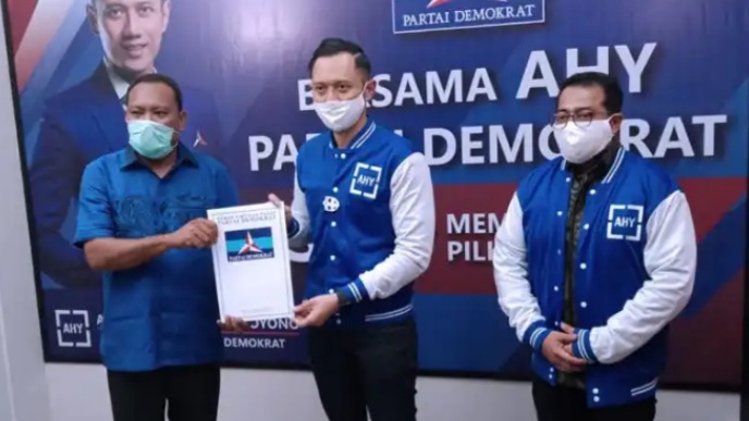 Ketum DPP Demokrat Agus Harimurty Yudhyono berikan rekomendasi ke Usman Sidik. (Istimewa)