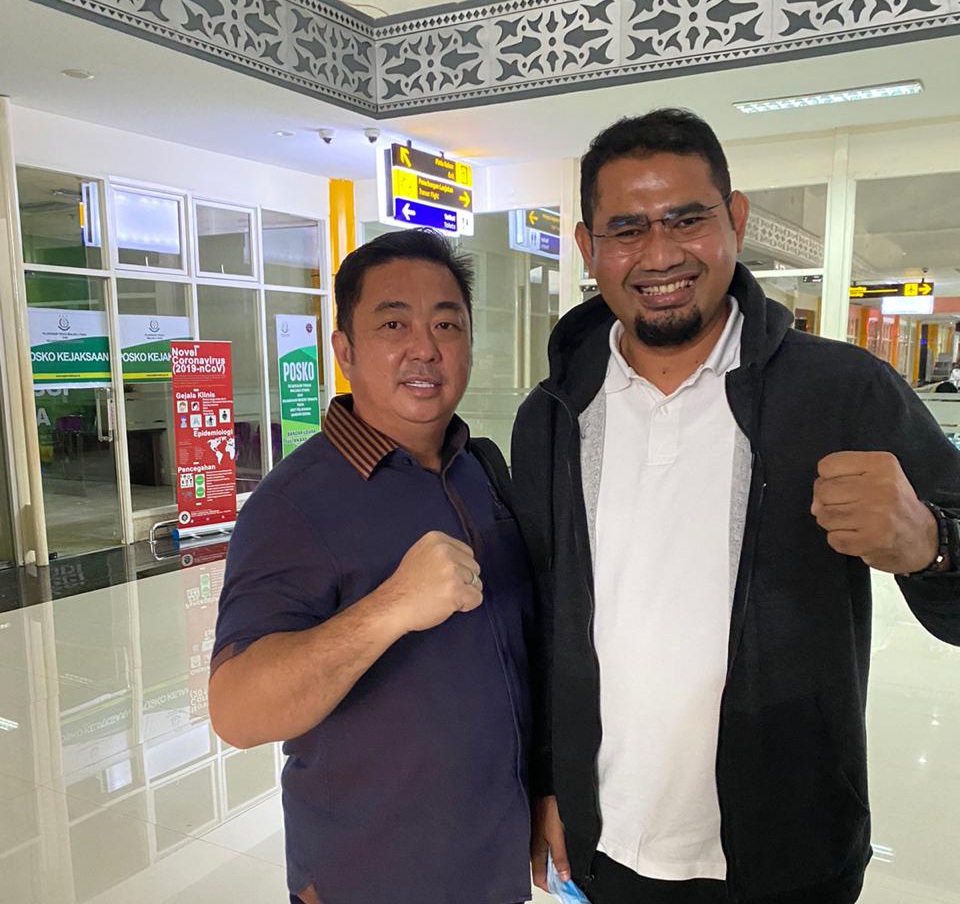 Ketua Partai Demokrat Malut Hendrata Thes dan Calon Wakil Bupati Halsel Hasan Ali Bassam Kasuba usai penyerahan SK Form B1.KWK Partai Demokrat.