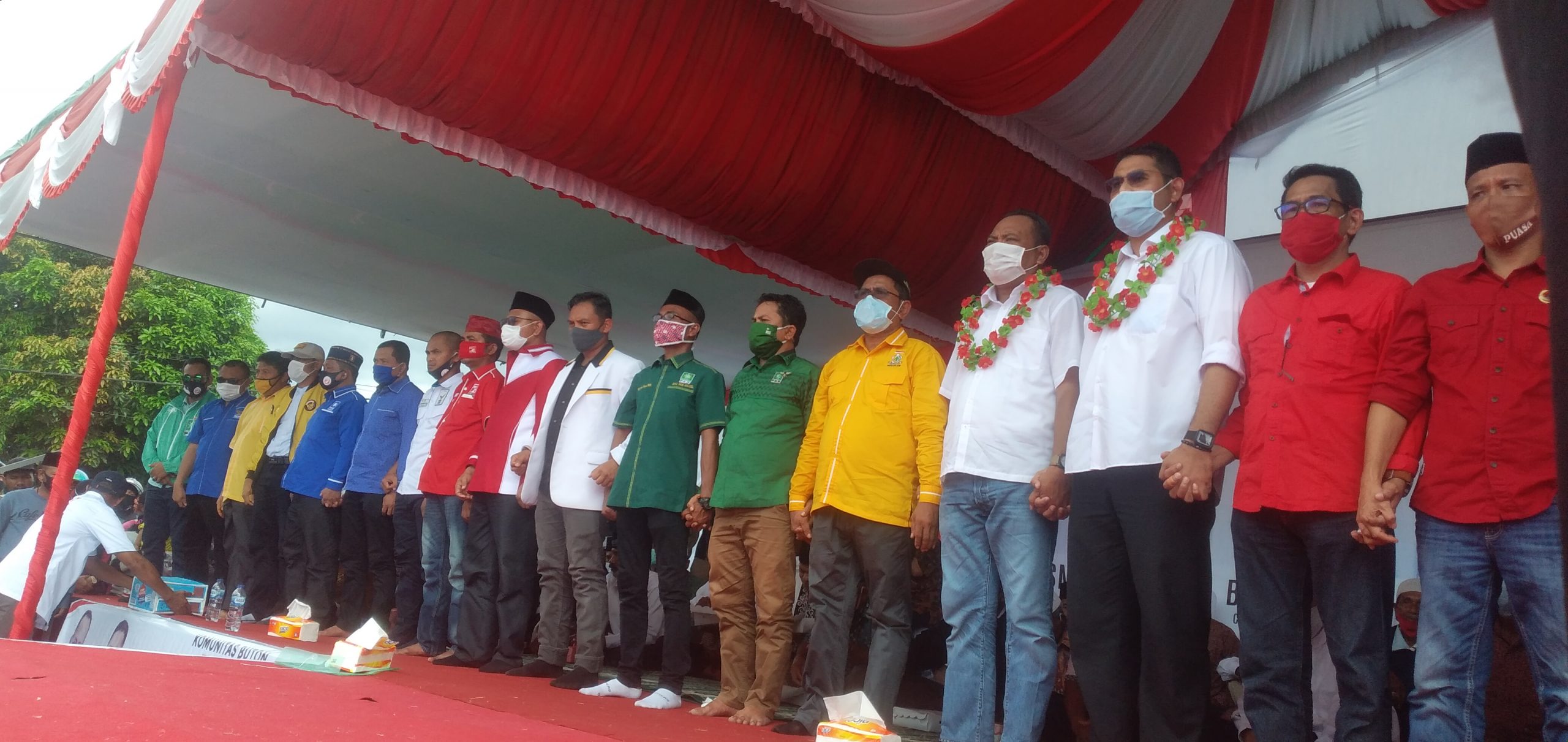 Cabup dan Cawabup Halsel Usman Sidik dan Hasan Ali Bassam Kasuba bersama delapan ketua partai pendukung. (Van//segmen.co.id)