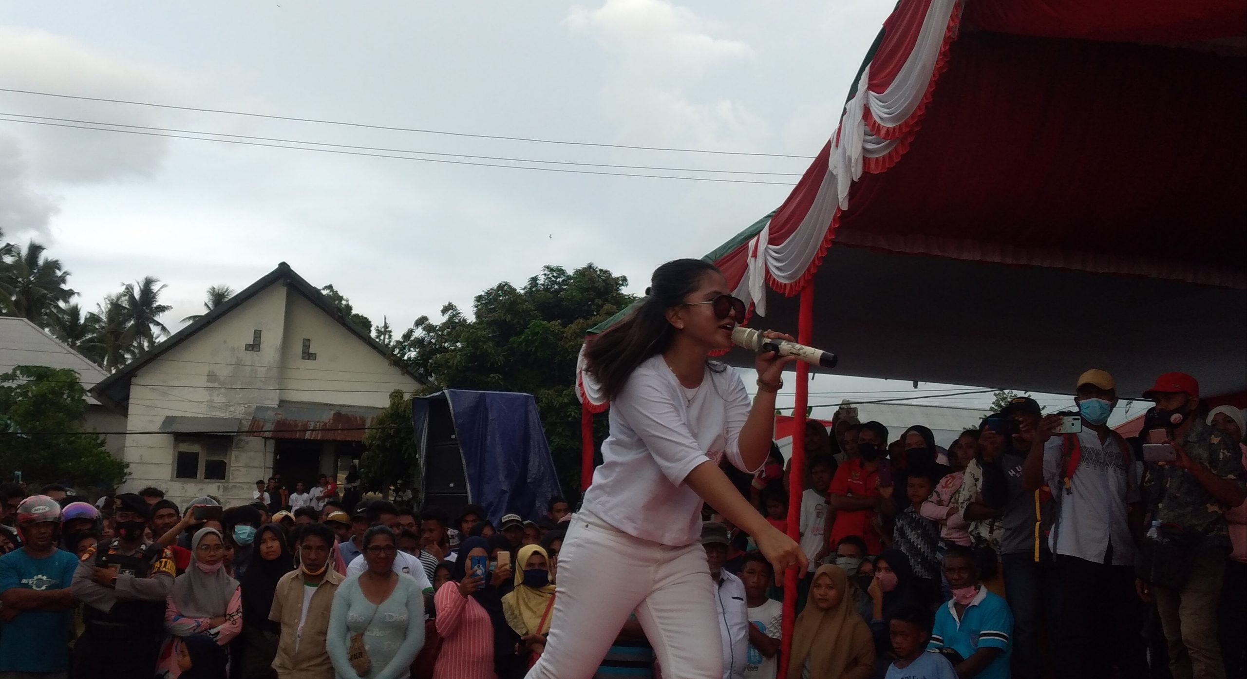 Sanca Soleman saat menghibur ribuan pendukung usai deklarasi dan doa syukuran Cabup dan Cawabup Halsel Usman Sidik dan Hasan Ali Bassam Kasuba. (Van//segmen.co.id)