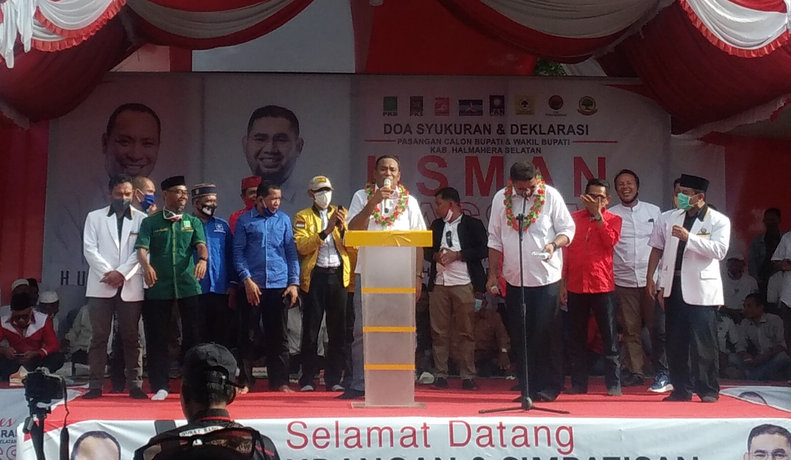 Usman Sidik dan Hasan Ali Bassam Kasuba saat deklarasi dan doa syukuruan bersama 8 partai politik. (Van//segmen.co.id)