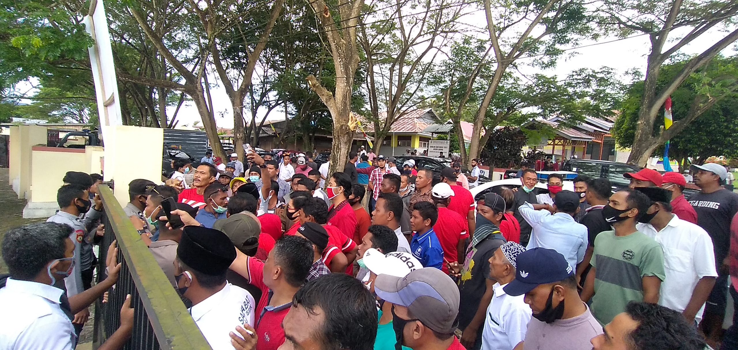Suasana depan kantor KPU saat Paslon Usman-Bassam mendaftar di hari pertama.(van//segmen.co.id)