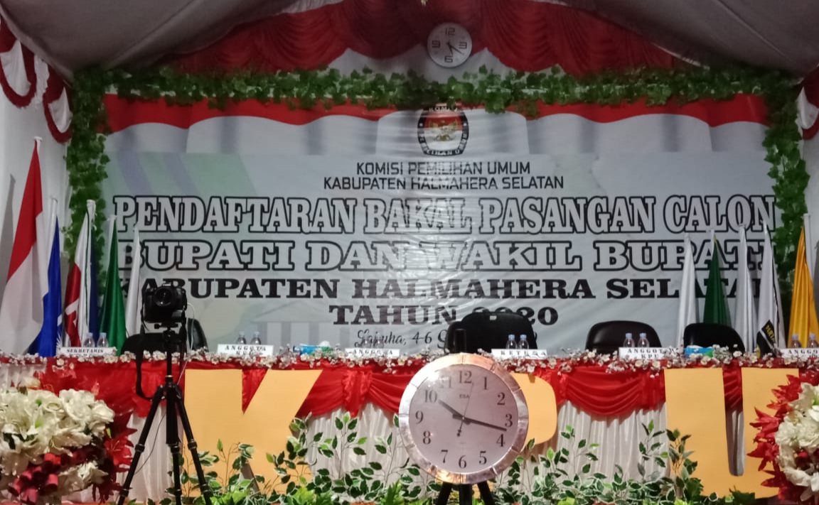 Suasana di KPU Halsel pada malam terakhir pendaftaran calon bupati dan calon wakil bupati pada pilkada serentak 2020. (van//segmen.co.id)