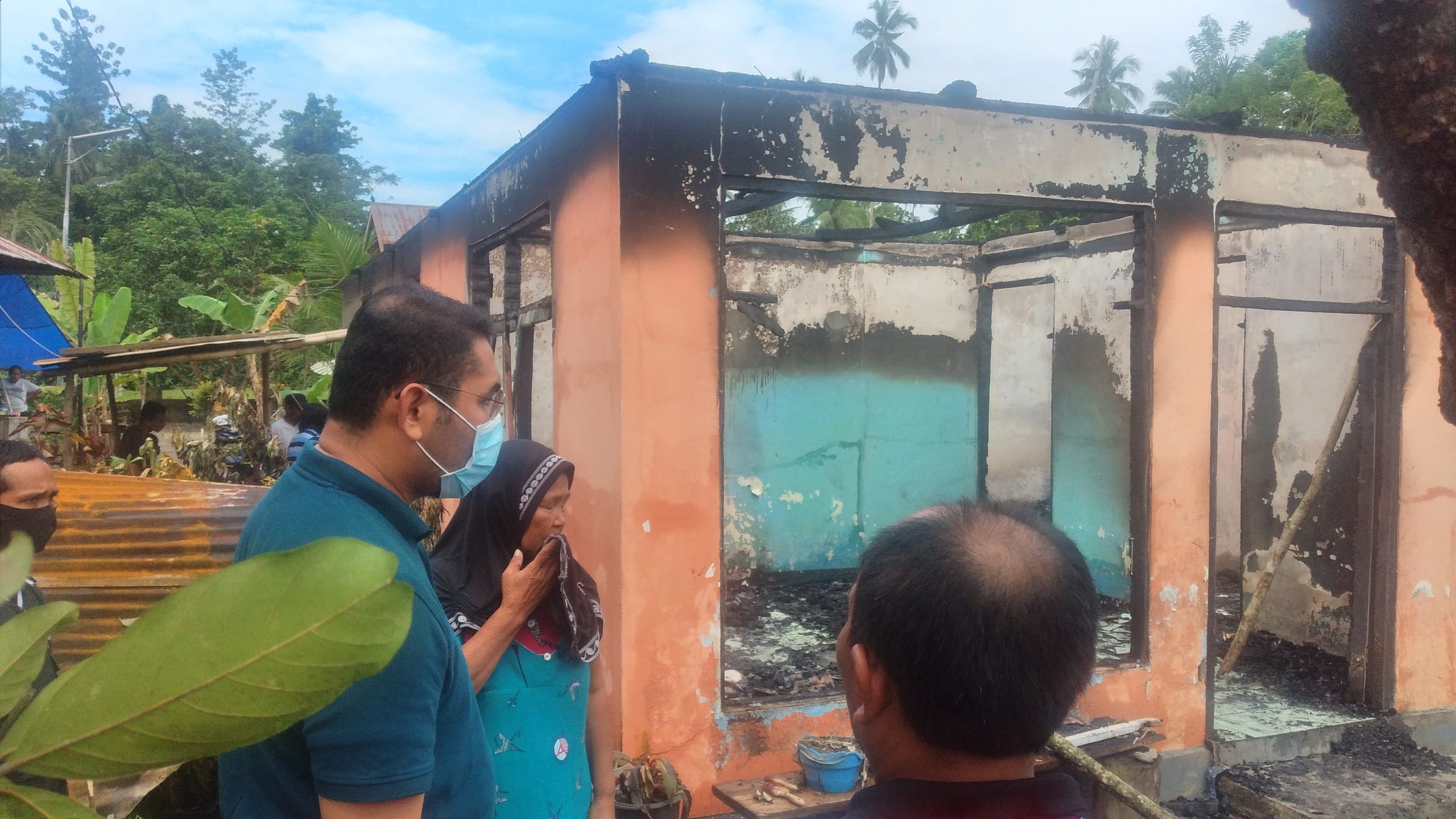 Calon Wakil Bupati Halsel Hasan Ali Bassam Kasuba saat menemui korban kebakaran di Desa Amasing Goro, Kecamatan Bacan. (van//sc)