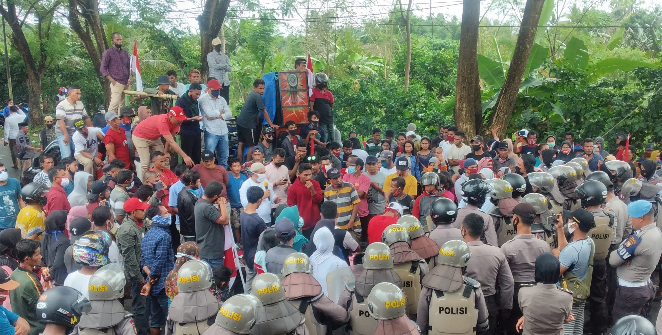 Aksi pendukung Bahrain-Muhlis depan kantor KPU Halsel diduga tak terapkan protokol kesehatan cavid19 alias melakukan kerumunan. (van/sc)