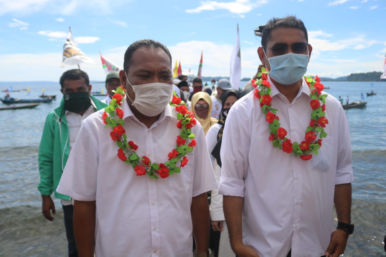 Usman Sidik dan Hasan Ali Bassam Kasuba disambut ribuan warga di Kota Labuha Halsel. (van//segmen.co.id)