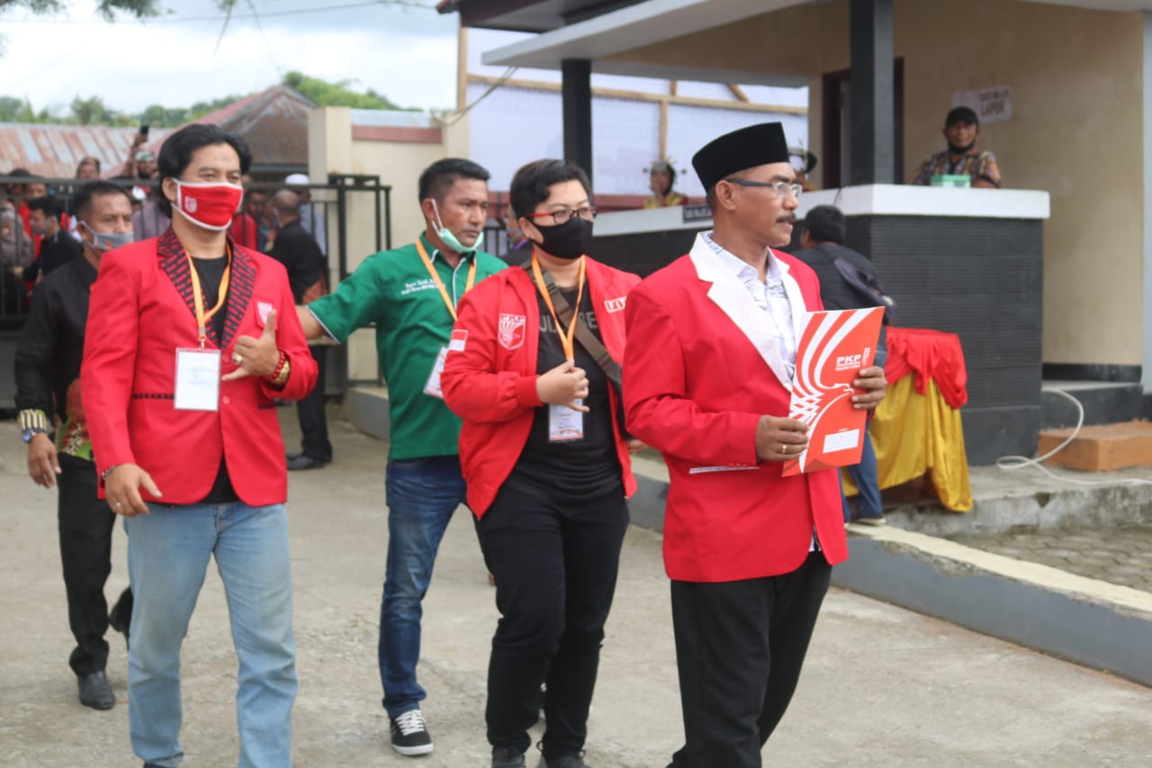 Ketua DPP PKPI Malut dan pengurus DPK PKPI Halsel saat membawa SK Model Form B1.KWK PKPI kepada Paslon Usman-Bassam di area kantor KPU Halsel. (van//segmen.co.id)
