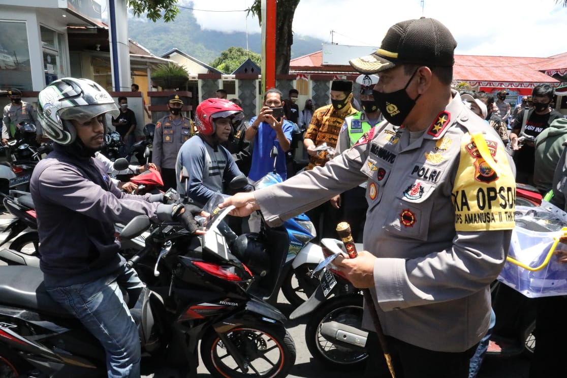 Kapolda Malut Irjen Pol Rikwanto bagikan masker ke masyarakat. (tam//segmen.co.id)