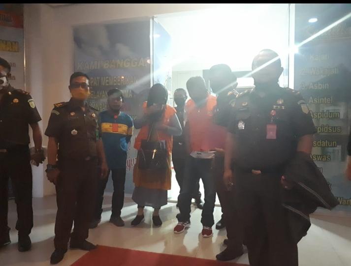 Mantan Kepala Samsat dan Bendahara Samsat Haltim saat ditahan di Kejati Malut. (tam//segmen.co.id)