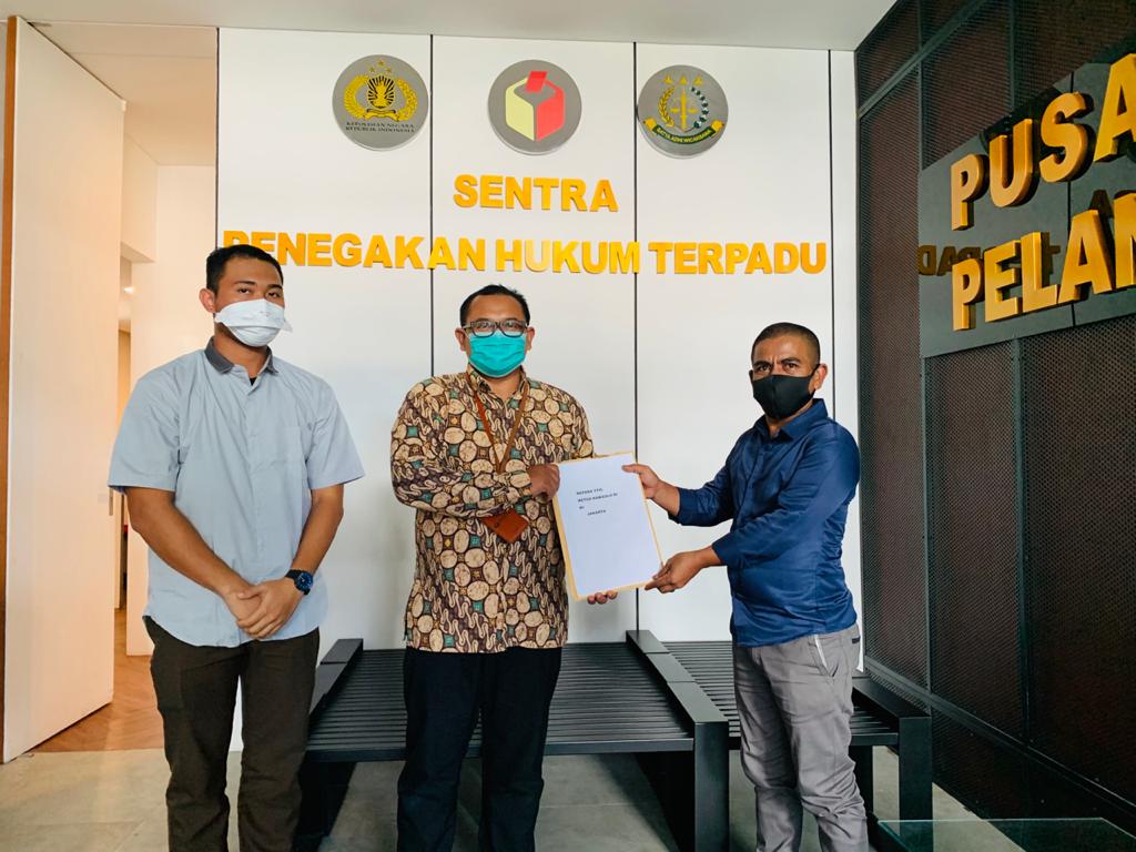 Kasubag Penindakan Bawaslu RI Lesmana dan Miki saat menerimah laporan pemberhentian kasus ijazah palsu oleh Gakkumdu Halsel. (van//sc)
