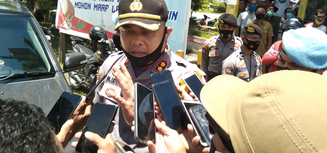 Kapolres Halsel AKBP Muhammad Irvan saat diwawancarai awak media usai membubarkan massa aksi di depan kantor Diknas Pendidikan. (van//sc)