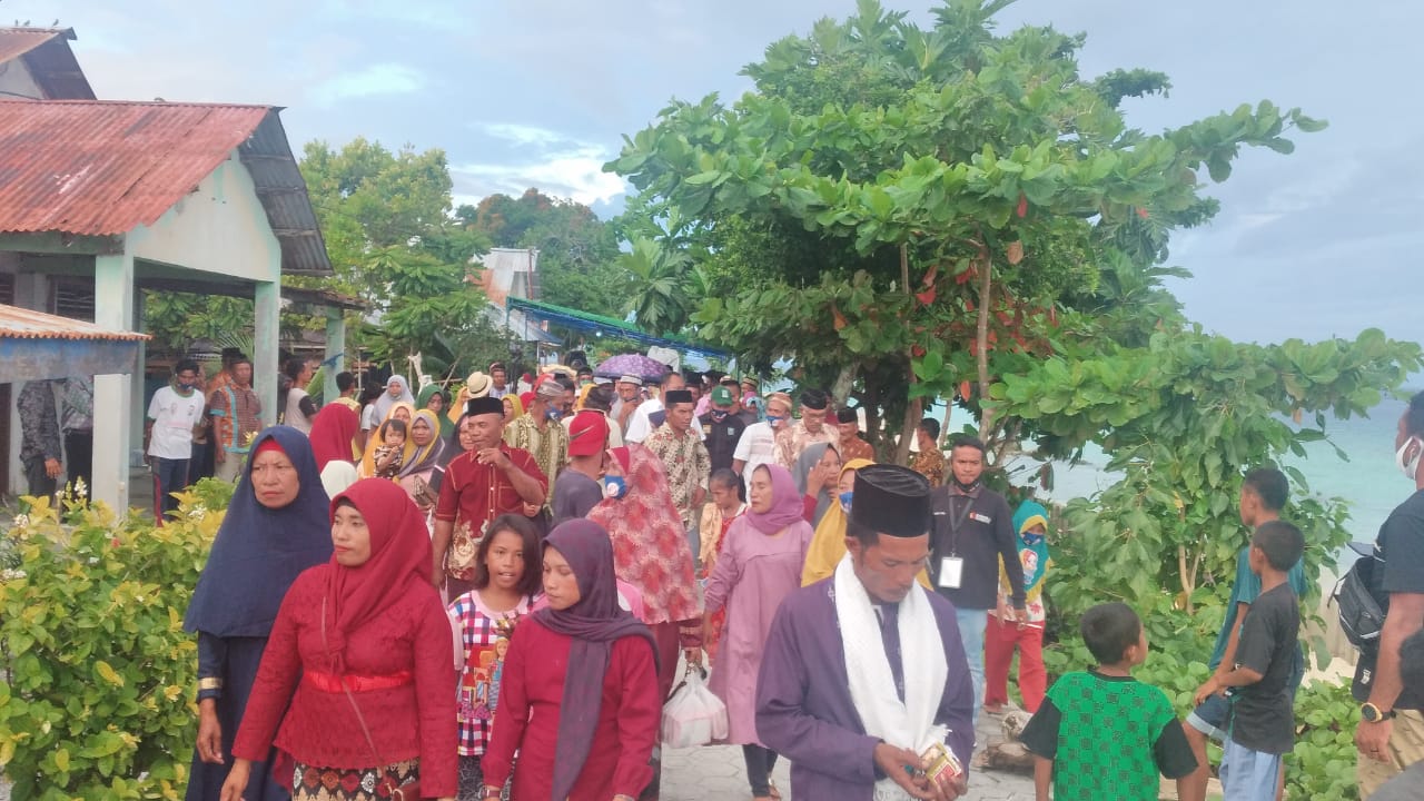 Calon Bupati Halsel Usman Sidik saat kampanye di Desa Lelei, Kecamatan Kayoa. (van//sc)