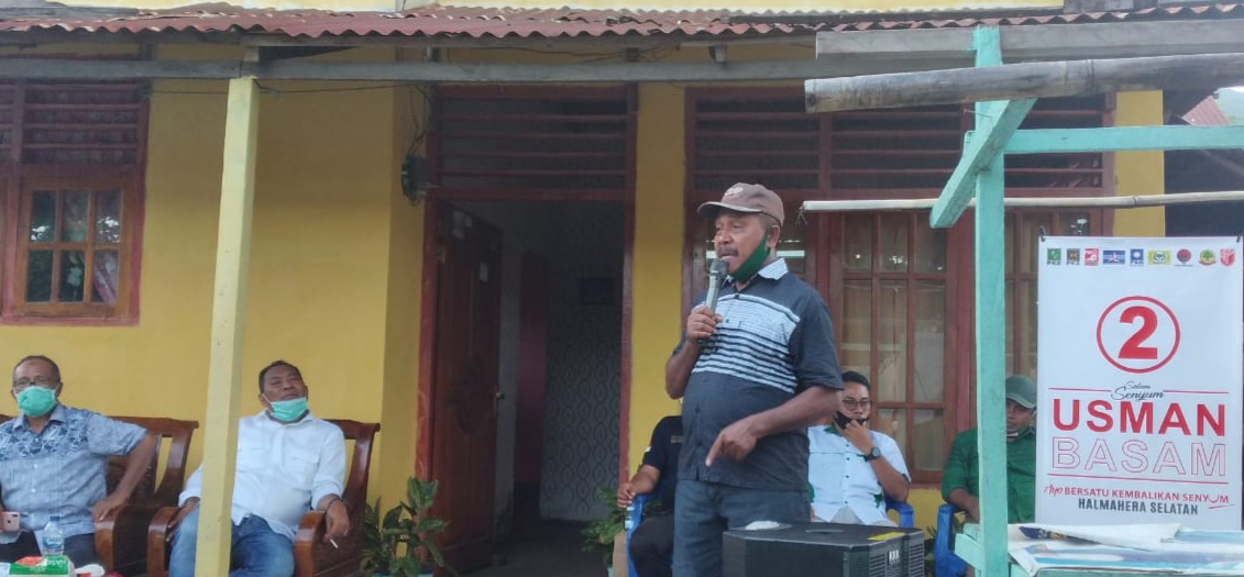Usai dengar orasi politik Usman Sidik, satu warga Desa Samsuma menangis saat sambutan. (van//sc)