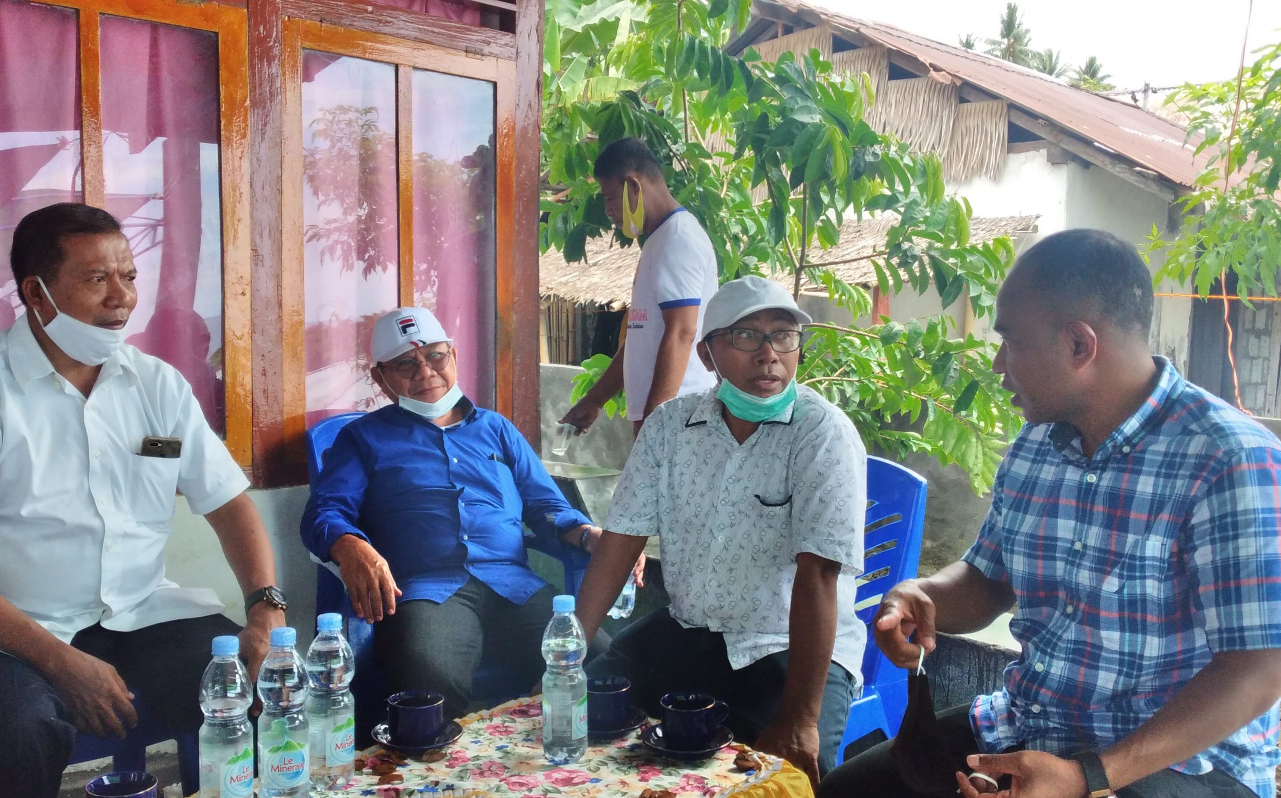 Jafar Umar, Madjid Husen, Rivai Umar dan Muhammad Syukur Mandar adalah tokoh-tokoh Makayoa yang dampingi putra Terbaik Makayoa Usman Sidik Calon Bupati Halsel saat kampanye disejumlah desa di 2 kecamatan di Makian. (van//sc)