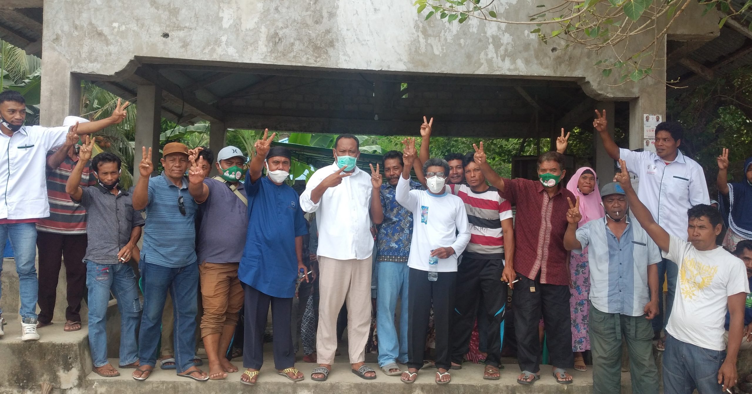 Warga Desa Akesipang antusias terhadap Usman Sidik. (van//sc)