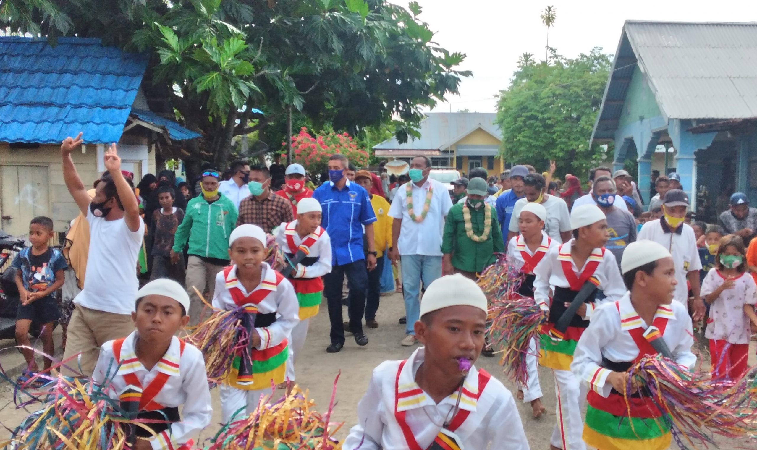 Usman Sidik, M. Rahmi Husen dan Muslim Rakib Ketua DPD PKB Halsel beserta rombongan saat tiba di Desa Guruapin Kecamatan Kayoa Induk dan dijemput dengan tarian Soya-soya serta ribuan pendukung dan simpatisan Usman-Bassam.