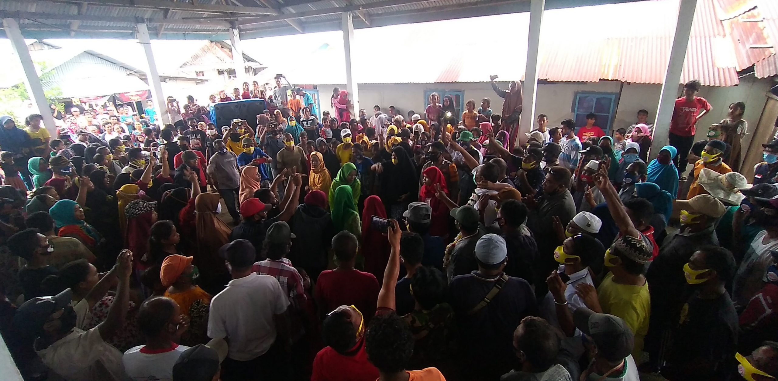 Penjemputan Usman Sidik di ruang tunggu dekat dermaga Desa Bajo Laluin. (van/sc)
