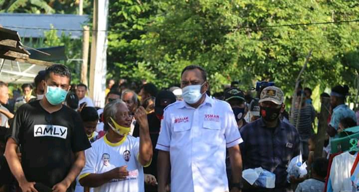 Usman Sidik saat dijemput oleh ratusan warga Desa Galala, Kecamatan Obi Utara. (foto:sif//sc)