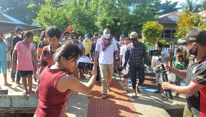 Sangat besar bentuk antusias dan dukungan warga Pulau Obi terhadap Calon Bupati Halsel Usman Sidik nampat terlihat berjalan diatas kain di sepanjang jalan menuju lokasi kampanya. (foto:sif//sc)