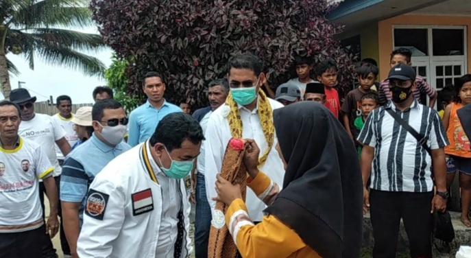 Kampanye Zona 1, Calon Wakil Bupati Halsel Hasan Ali Bassam Kasuba dan rombongan saat dijemput ratusan warga Desa Sum, Kecamatan Obi Utara. Penjemputan itu disertai tarian Lalayon dan Tarian Cakalela. (sif//sc)