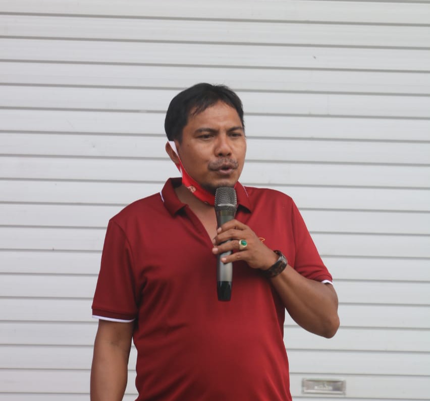 Hariyadi Ibrahim Anggota DPRD Halsel dari PDI-Perjuangan saat orasi politik pada kampanye zona 1 Pulau Obi Paslon Bupati dan Wakil Bupati Halsel nomor 2 Usman Sidik dan Hasan Ali Bassam Kasuba. (Sam//sc)