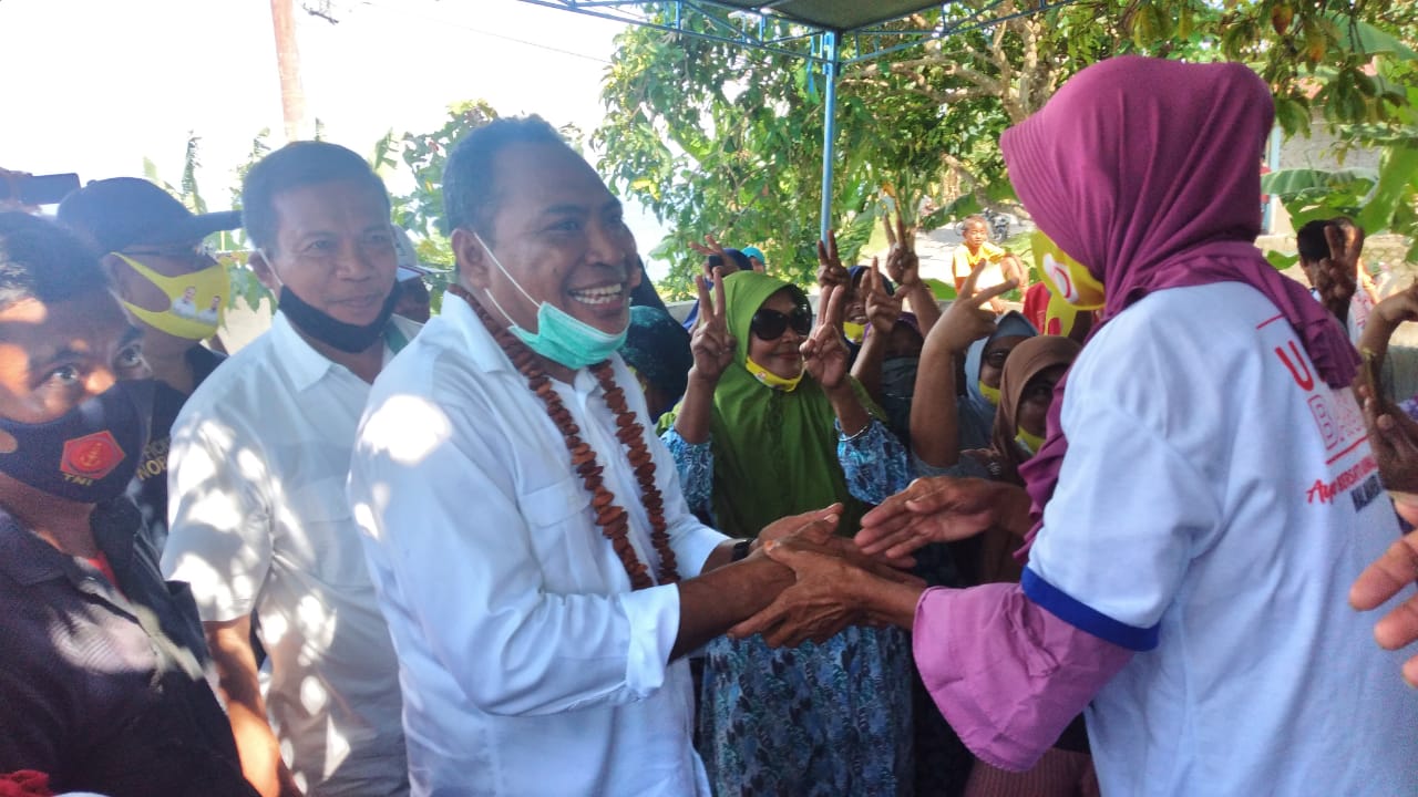 Bentuk antsias warga terhadap putra terbaik Makayoa Usman Sidik dikalungkan buah kenari di Desa Kyowor Kecamatan Pulau Makian. (van//sc)