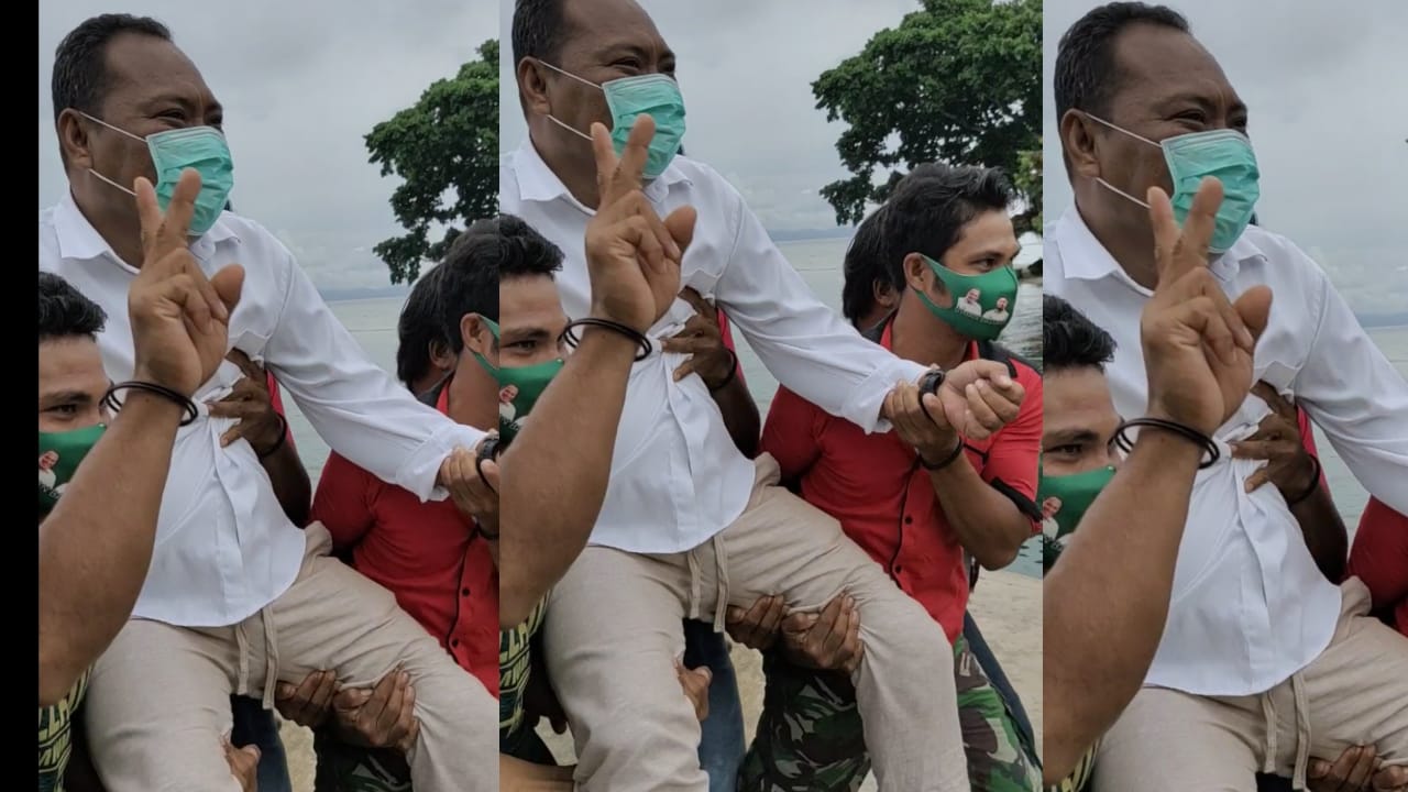 Usman Sidik saat di angkat warga Desa Akejailolo, Kecamatan Kayoa Utara. Sebagai bentuk antusias warga setempat. (van//sc)