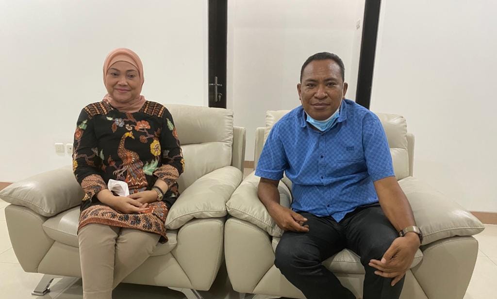 Mentri Ketenagakerja Repoblik Indonesia Ida Fauziyah saat berbincang dengan Calon Bupati Halmahera Selatan nomor 2 Usman Sidik, di kantor Kementerian Ketenagakerjaan di Jakarta, Rabu (04/11/2020).