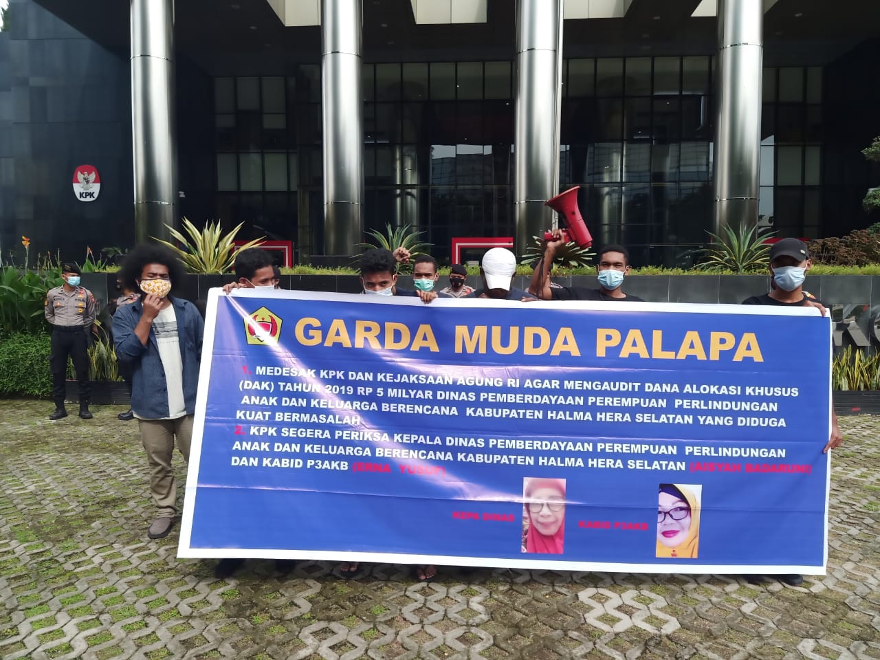 Susana Aksi GMP didepan gedung KPK
