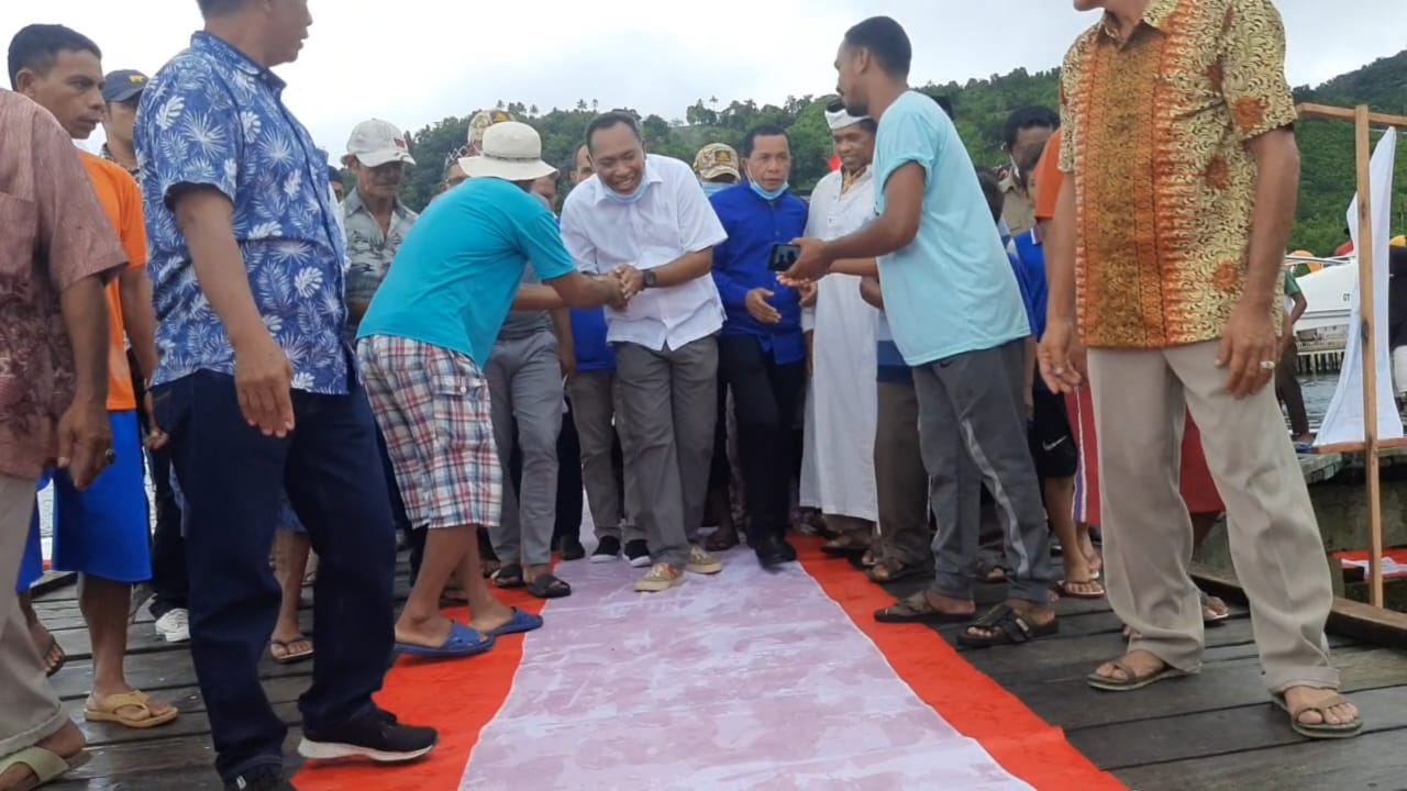 Calon Bupati Halmahera Selatan Usman Sidik saat berjalan diatas kain merah putih menuju tempat kampanye di Desa Bokimaake, Kecmatan Kayoa Barat. (Ace//sc)