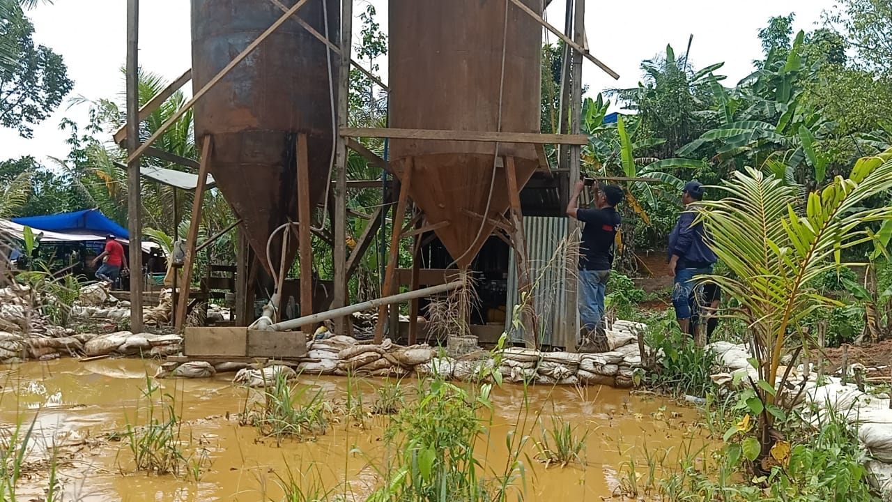 Kondisi dan aktifitas pengusaha tambang emas yang gunakan Tong di Desa Kusubibi. Foto: van//segmen.co.id