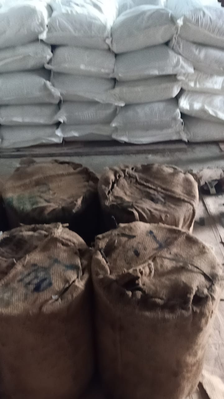 Karung putih terisi Carbon dan karung goni alias coklat terisi Cyanida. (Dam//segmen.co.id)