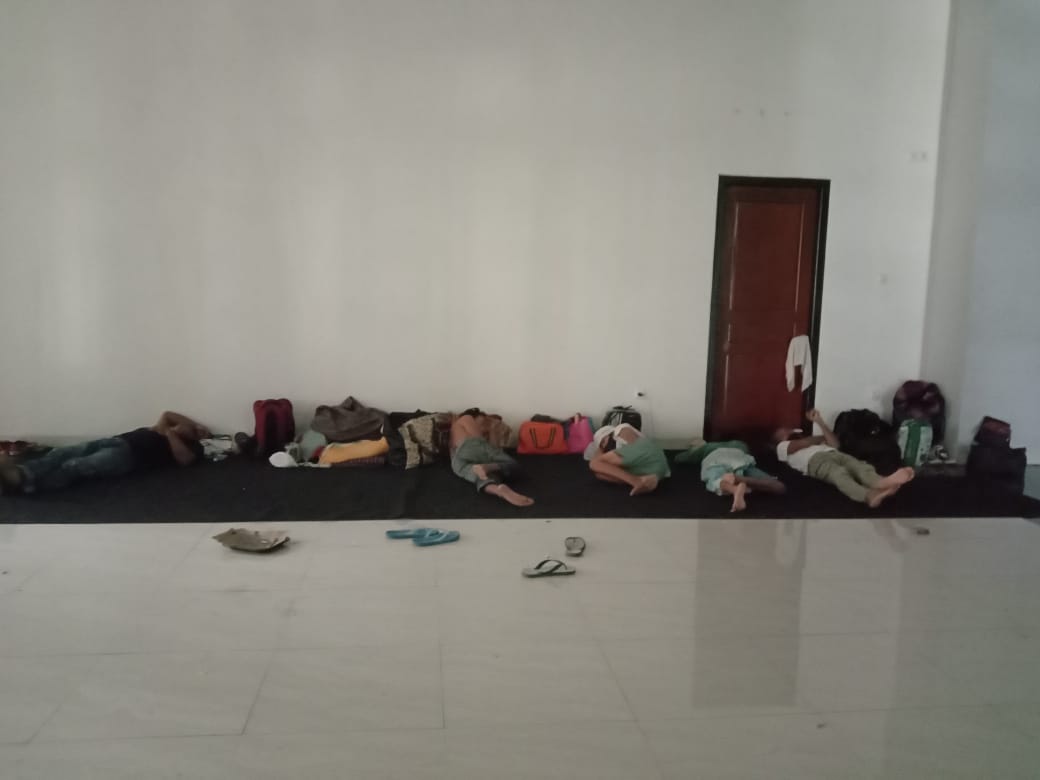 Kondisi warga Makasar dan Jawa saat tidur beralas seadanya di Mesjid Raya Halsel. (Foto:Dam//segmen.co.id)