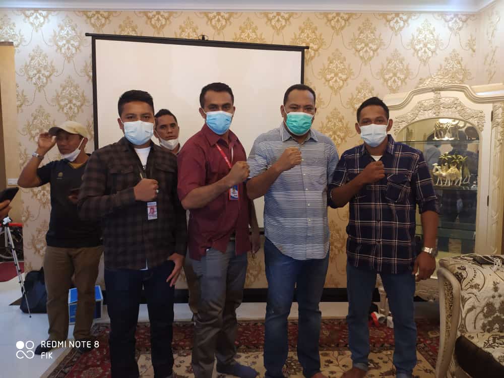 Hafik Abdurahim wartawan kompasnasional.com biro Halsel (kanan) Sadam Hadi wartawan SKH Seputar Malut biro Halsel (kameja merah) Usman Sidik Bupati Halsel terpilih dan Julhaidir Tuahuns wartwan liputanmalut.com biro Halsel (kiri).