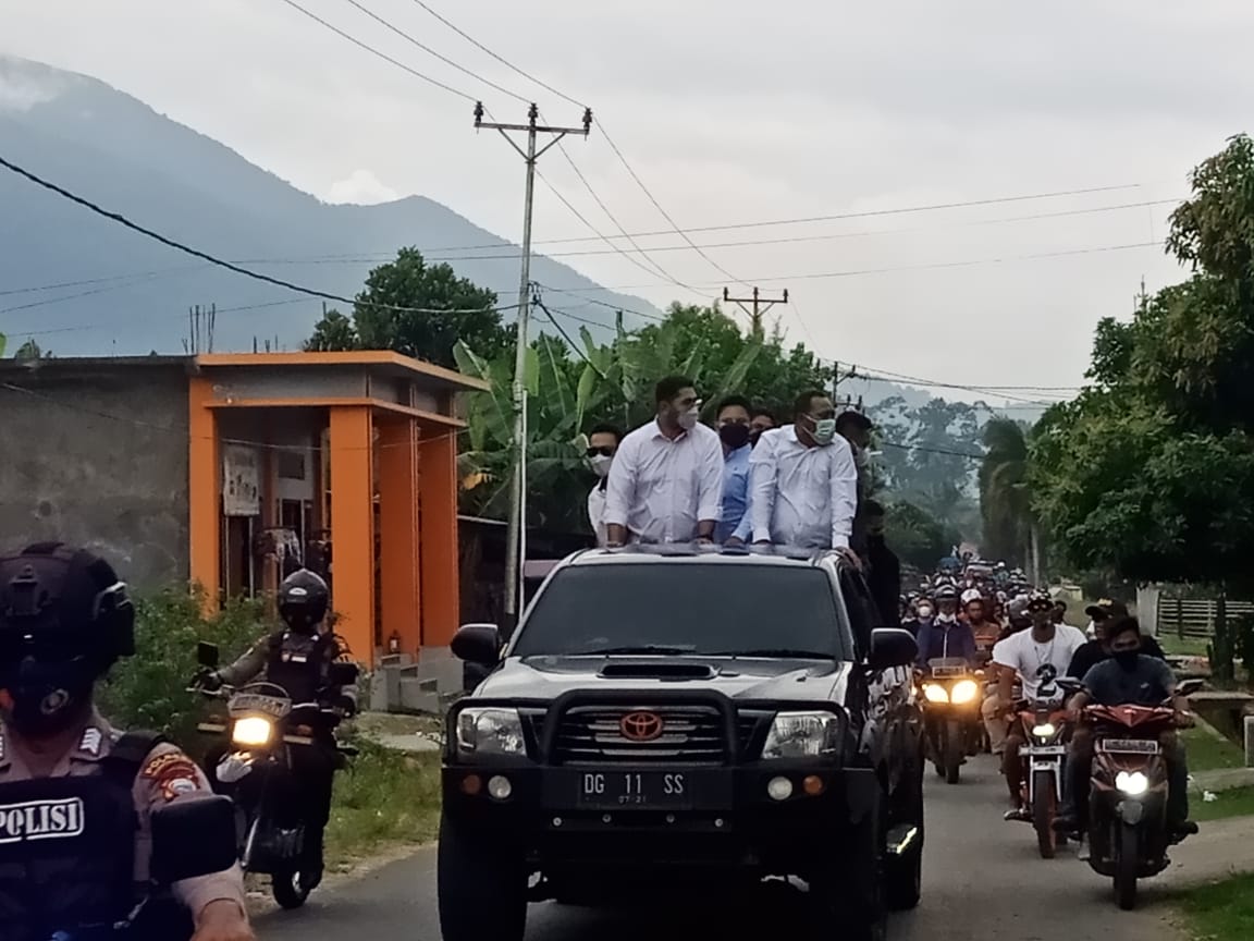 Bupati dan Wakil Bupati Halsel terpilih Usman Sidik dan Hasan Ali Bassam Kasuba dan ratusan pendukung usai pleno penetapan dan menuju kediaman pribadi Usman Sidik di Desa Mandaong dan dikawal pihak Kepolisian Polres Halsel. (Foto:dam//segmen.co.id)