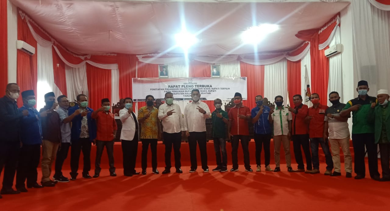 Usman Sidik dan Hasan Ali Bassam Kasuba Bupati dan Wakil Bupati Kabupaten Halamhera Selatan terpilih Periode 2021-2026 pose bersama pimpinan partai politik pendukun dan pengusung serta tim pemenangan usai pleno penetapan KPU. (Foto:Dam//segmen.co.id)
