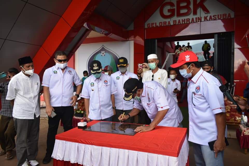 Bupati Halsel Bahrain Kasuba saat menandatangan prasasti dan didampingi Forkopimda Halsel. (sadam//segmen.co.id)
