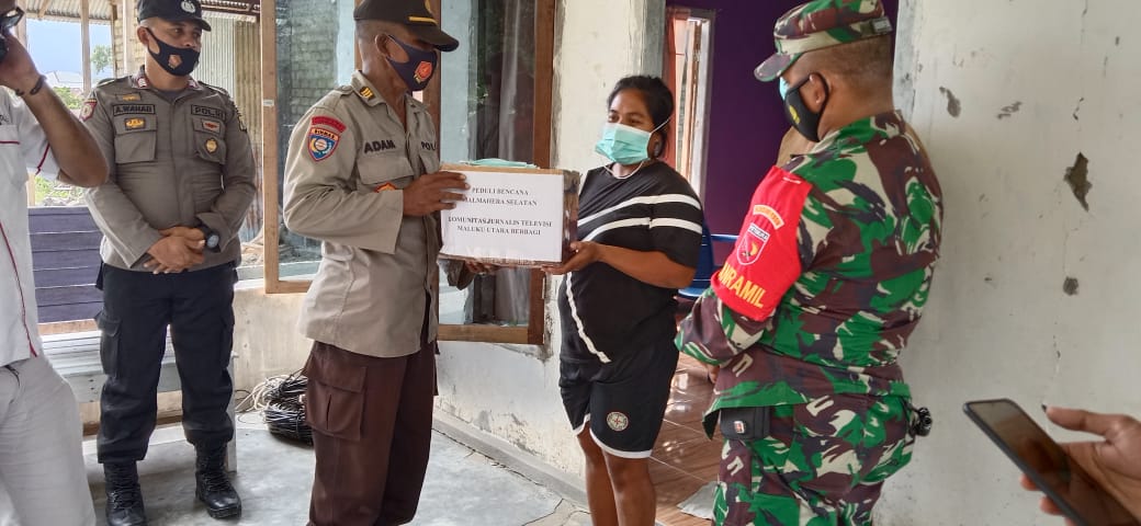 Kasat Binmas Polres Halsel AKP ABD Adam ikut bantu menyalurkan bantuan dari jurnalis televisi Maluku Utara kepada warga terdampak Gempa Bumi. (foto:istimewa)