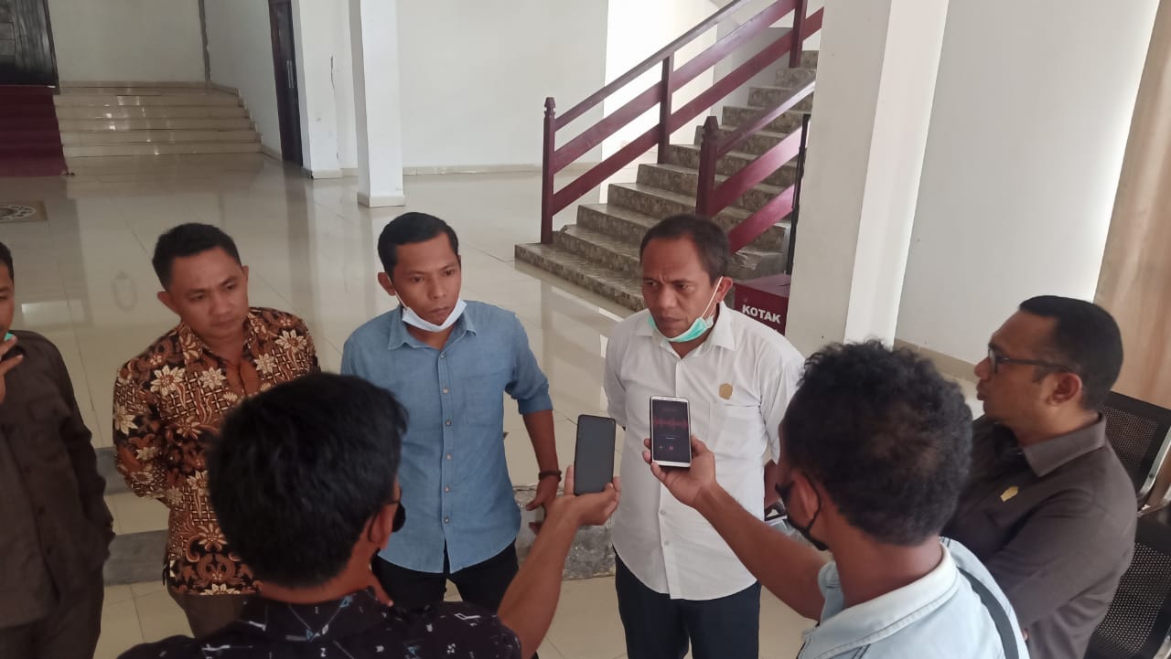 Muhtar Sumaila (kameja putih) dan Rustam Ode Nuru (kameja biru) anggota DPRD Halsel Dapil Pulau Obi saat diwawancarai awak media. (Sadam/segmen.co.id)