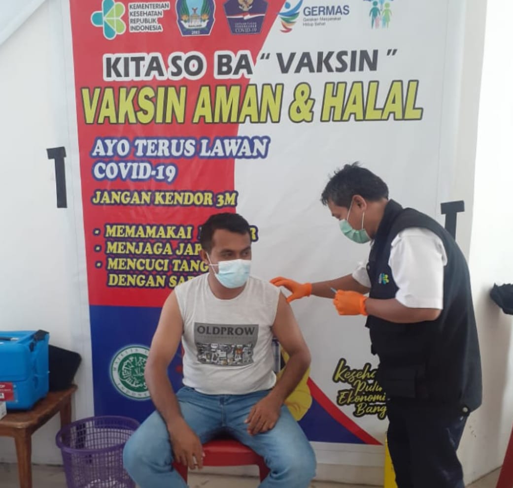 Sadam Hadi wartawan media cetak/koran Seputar Malut saat menerima suntikan Vaksin dari tenaga kesehatan di Aula Kantor Bupati Halsel. (Dok: segmen.co.id)