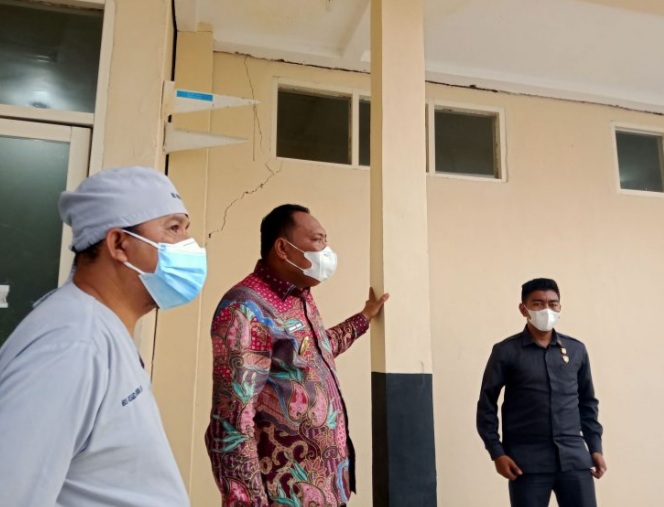 Bupati Halsel Usman Sidik saat memantau bangunan RSUD Labuha. (Sadam//segmen)
