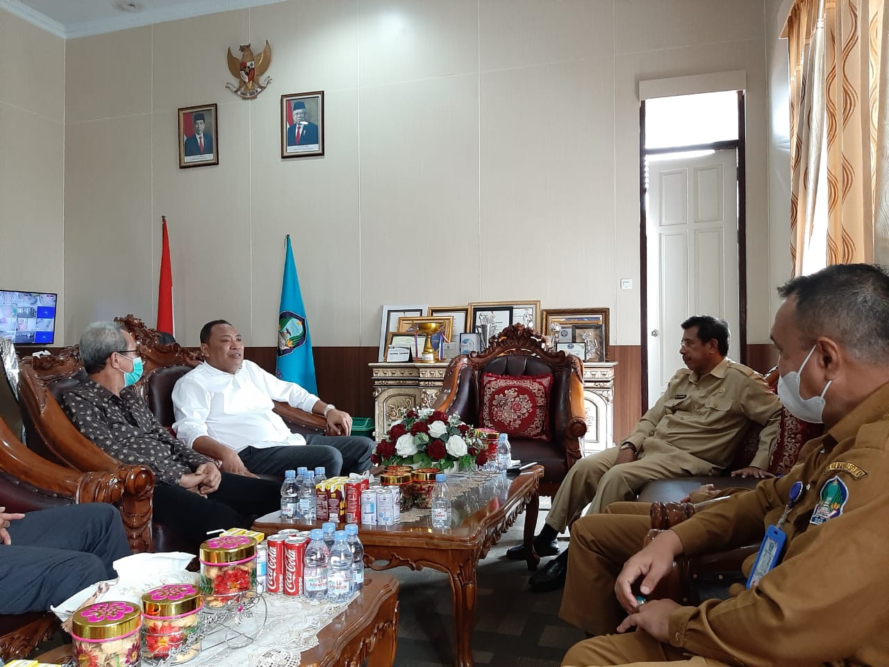 Bupati Halsel terpilih Usman Sidik (kameja putih) dan Bupati Halsel aktif Bahrain Kasuba (baju dinas). (foto: Sadam//segmen)