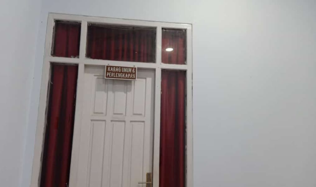 Ruangan Kabag Umum dan Perlengkapam Setda Halsel tertutup kesekian kalinya. (Sadam//segmen)