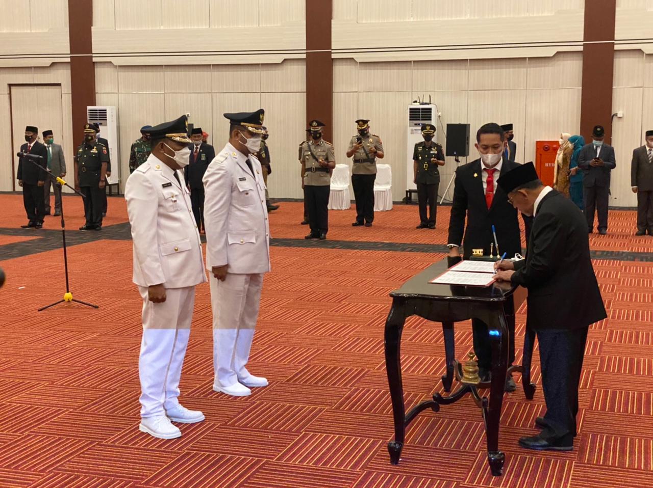Gubernur Malut Abdul Gani Kasuba saat melantik Bupati dan Wakil Bupati Halsel Periode 2021-2025 Usman Sidik dan Hasan Ali Bassam Kasuba. (Sadam//segmen)