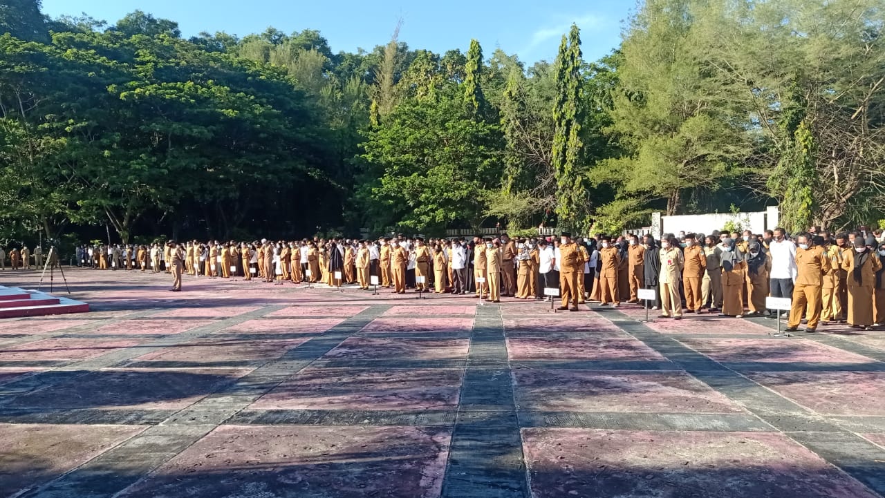 Suasana apel pertama yang dipimpin Bupati dan Wakil Bupati Halsel Usman Sidik dan Bassam Kasuba. (Sadam//segmen)